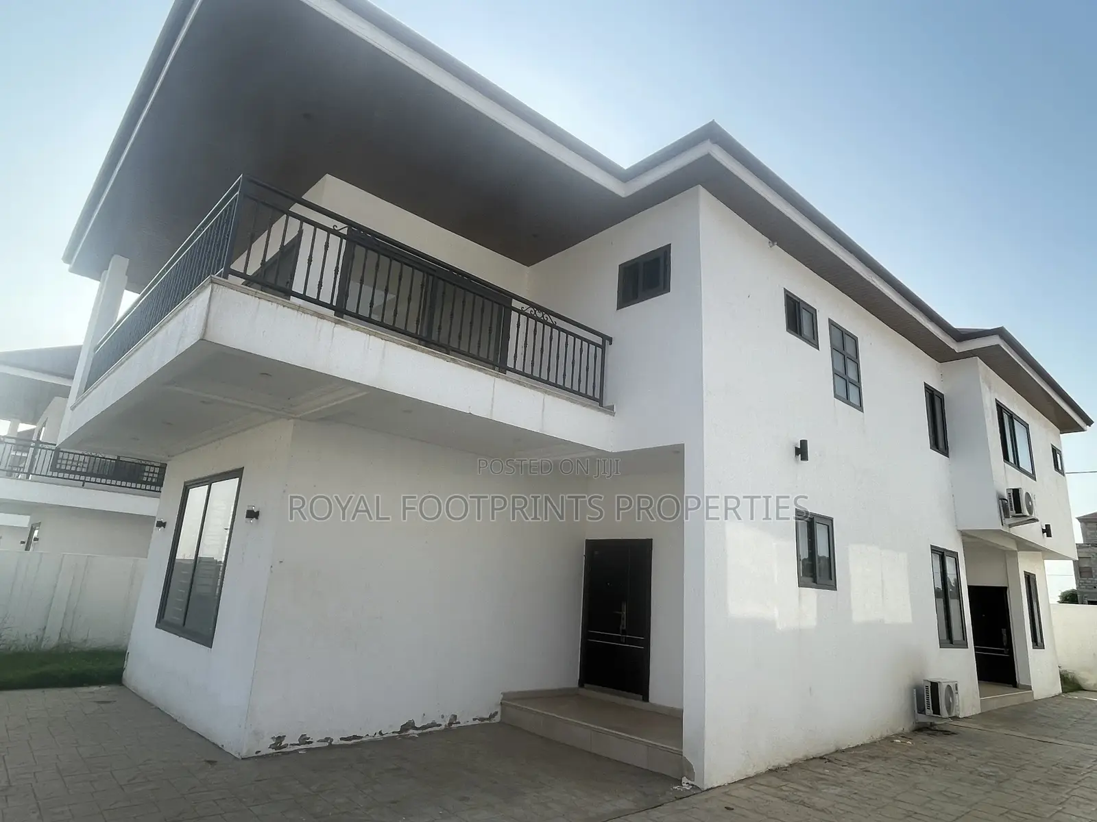 5bdrm House in Luxelooks Properties, Madina for rent
