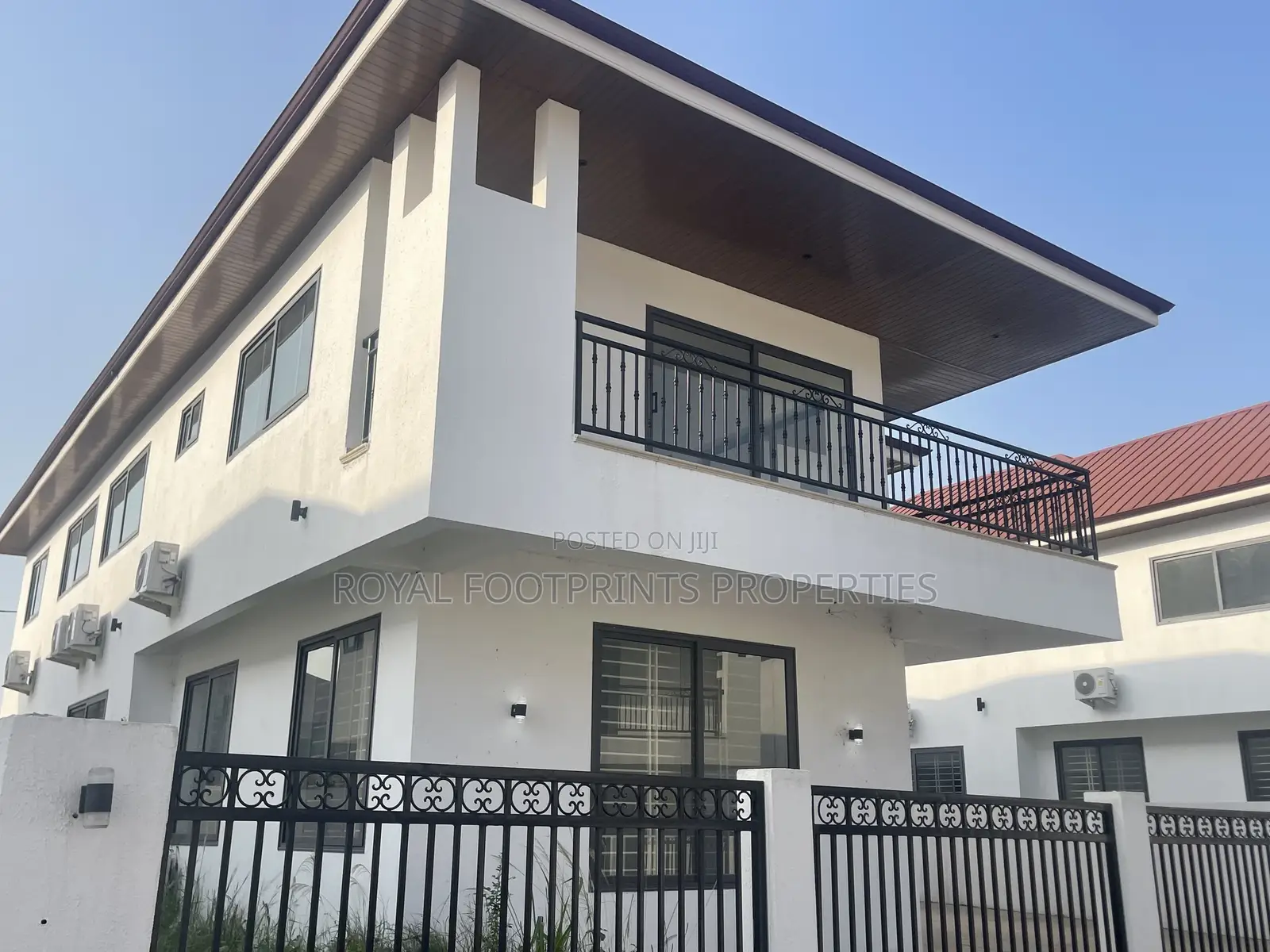 5bdrm House in Luxelooks Properties, Madina for rent