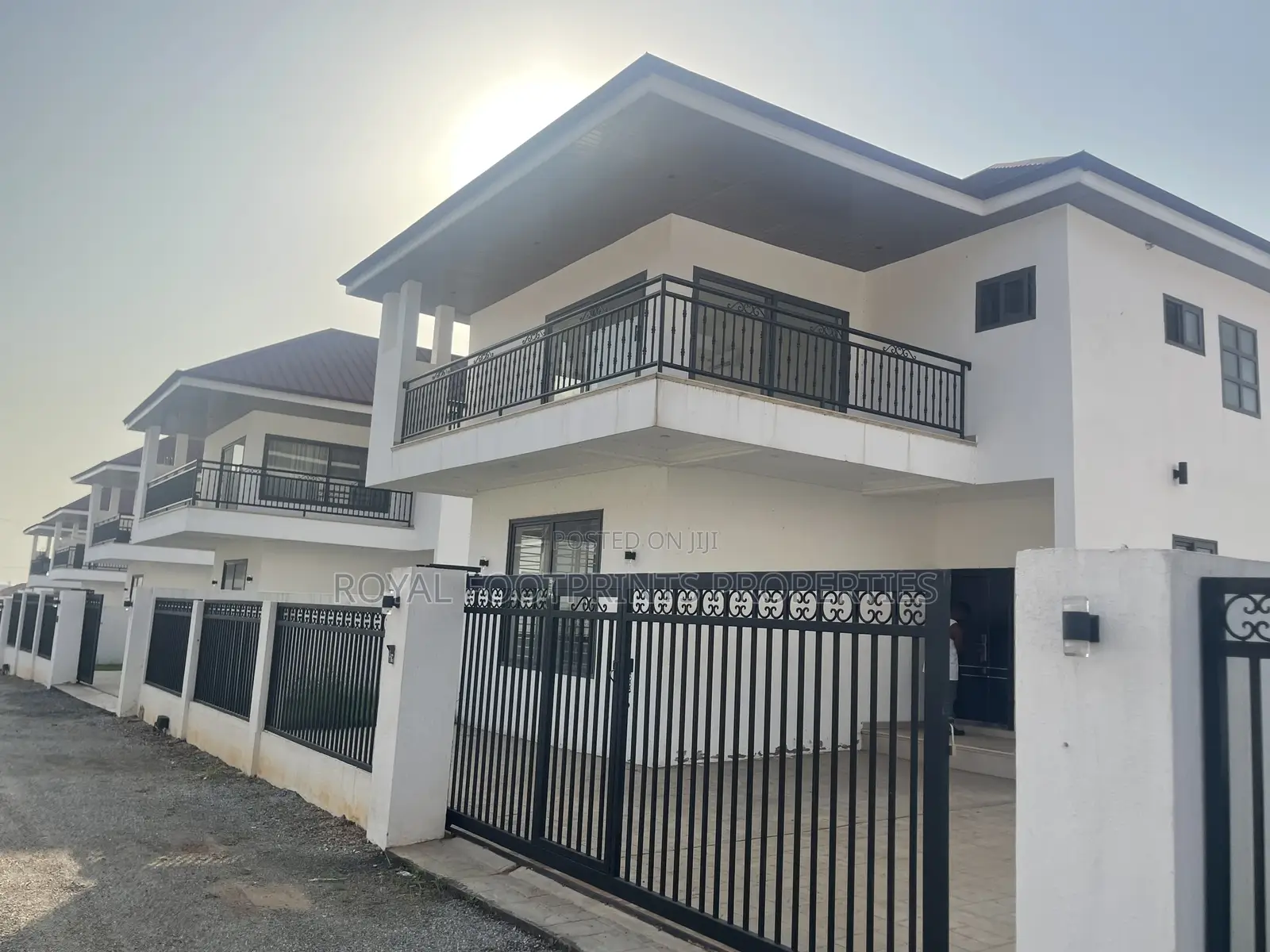 5bdrm House in Luxelooks Properties, Madina for rent