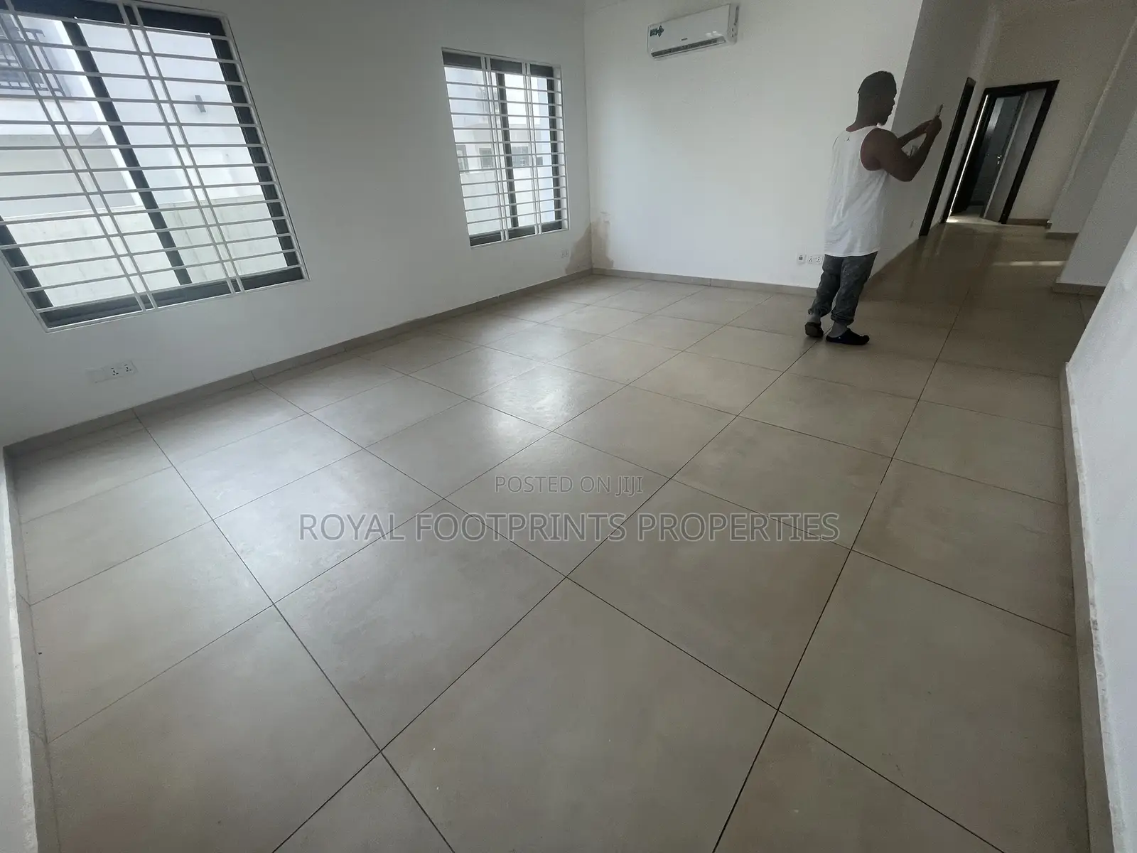 5bdrm House in Luxelooks Properties, Madina for rent