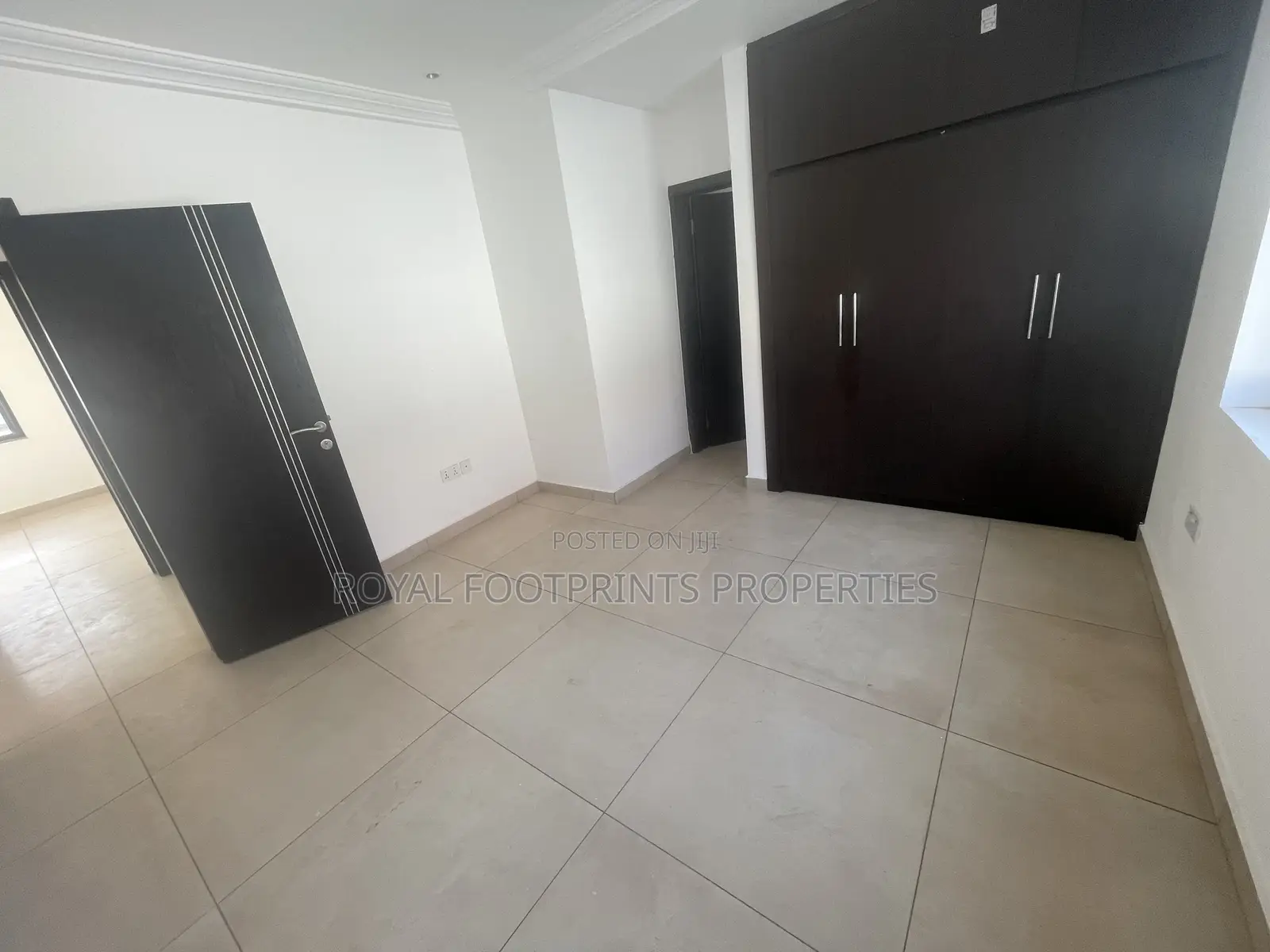 5bdrm House in Luxelooks Properties, Madina for rent