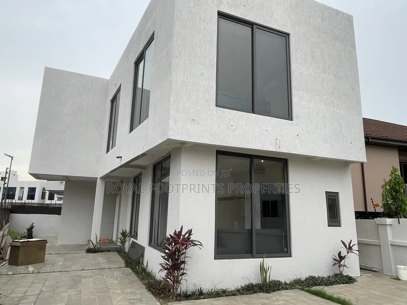 4bdrm House in Luxelooks Properties, East Legon for rent