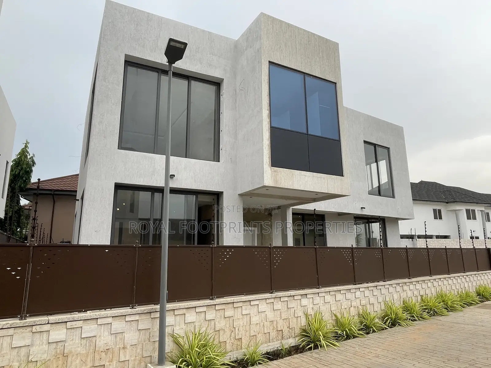 4bdrm House in Luxelooks Properties, East Legon for rent