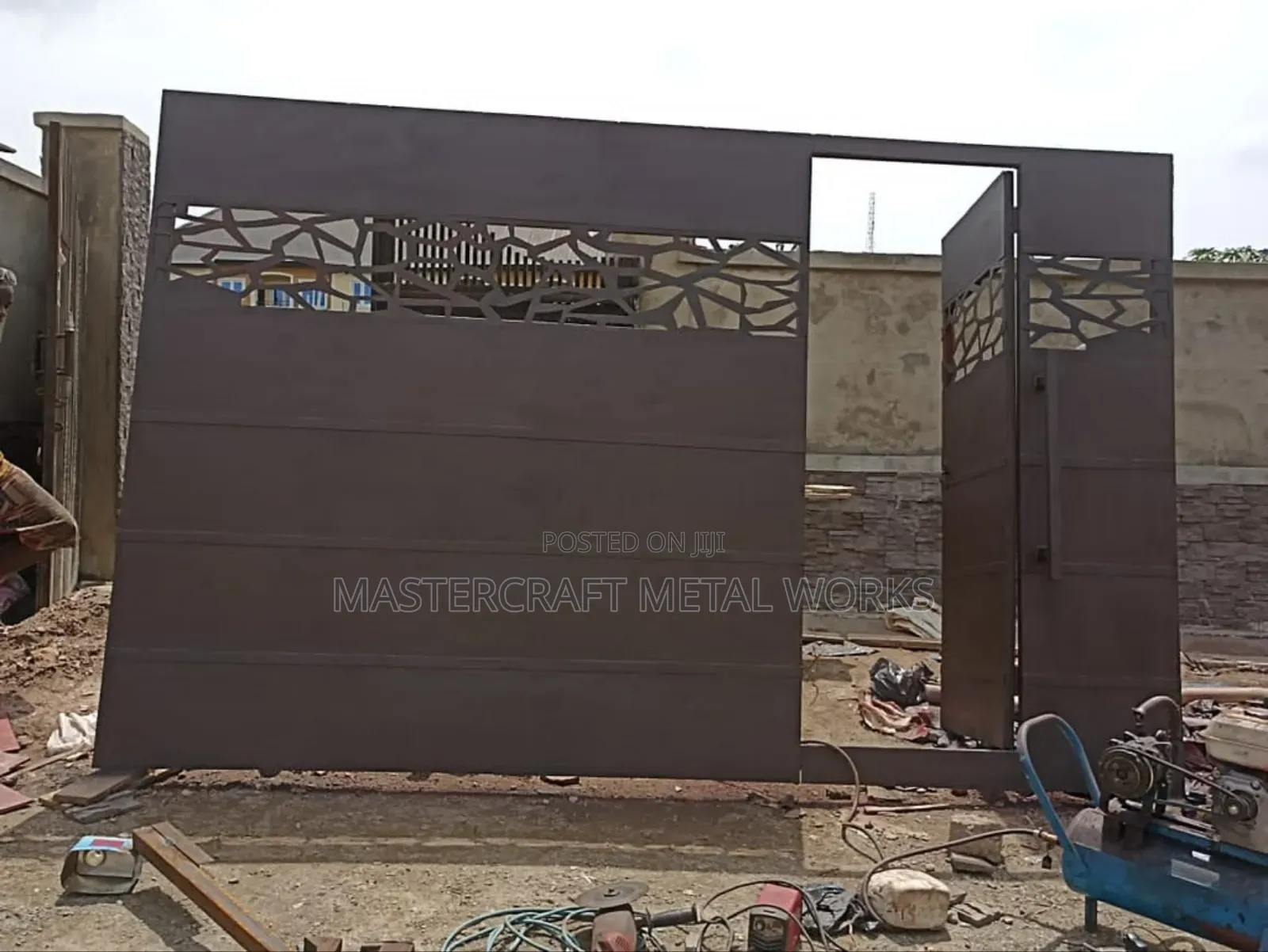 Metal Gate Main