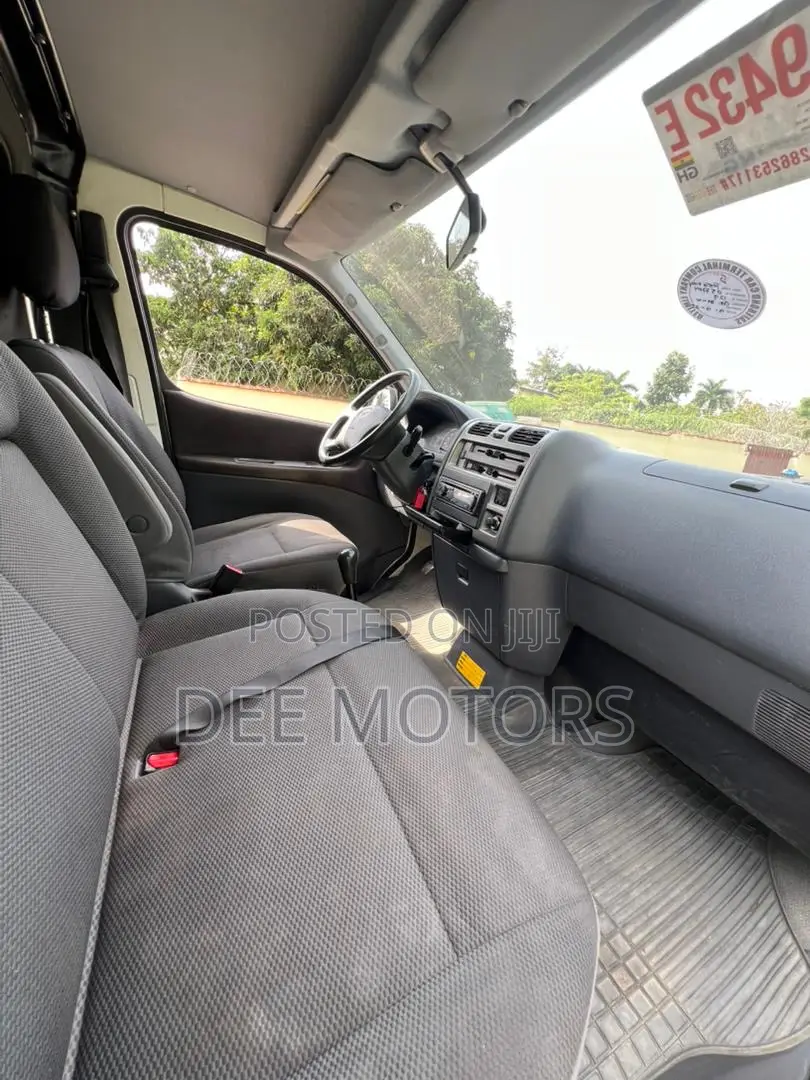 Toyota HiAce 2013 Black
