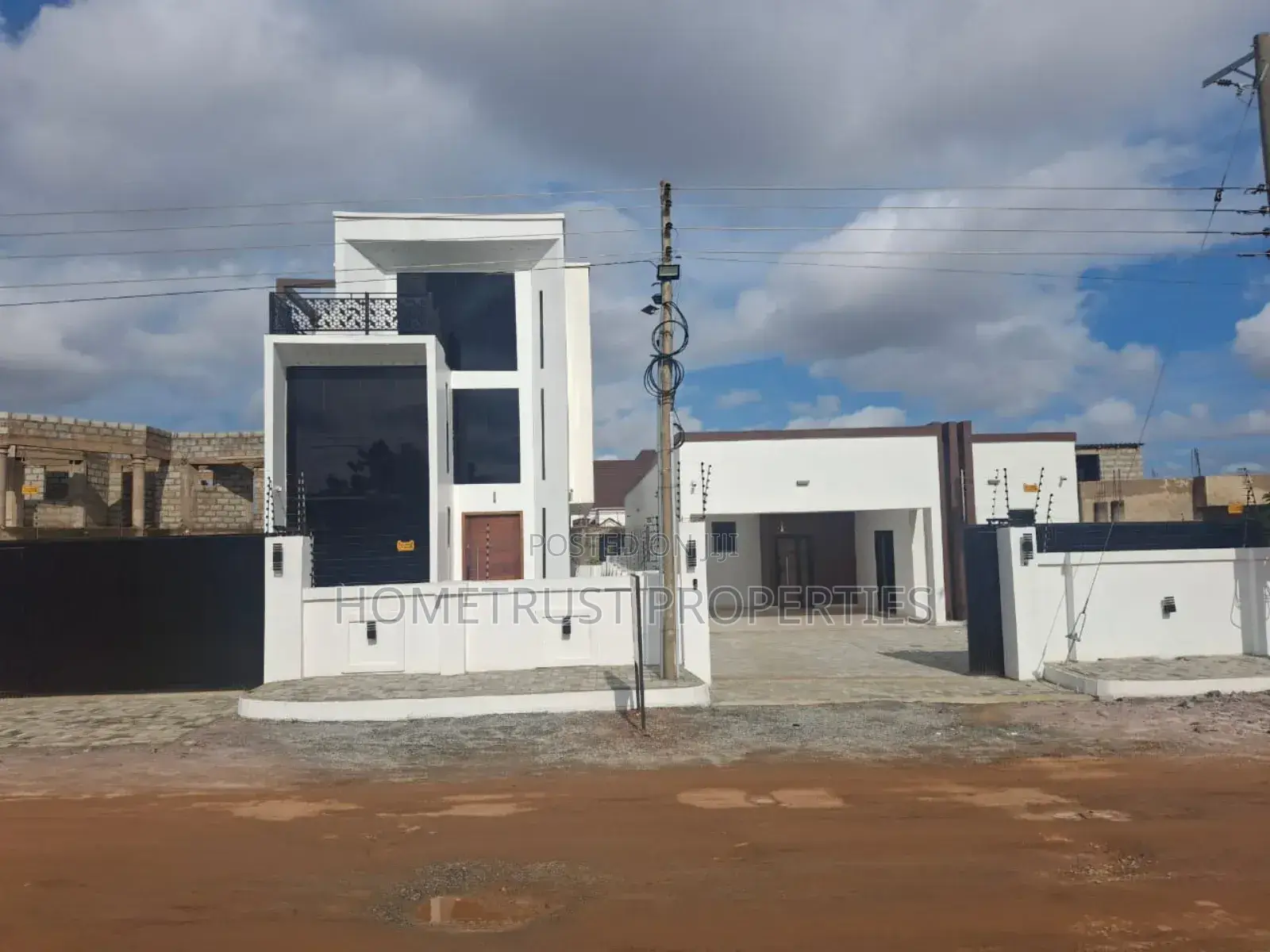 5bdrm Duplex in Hometrust Properties, East Legon for sale