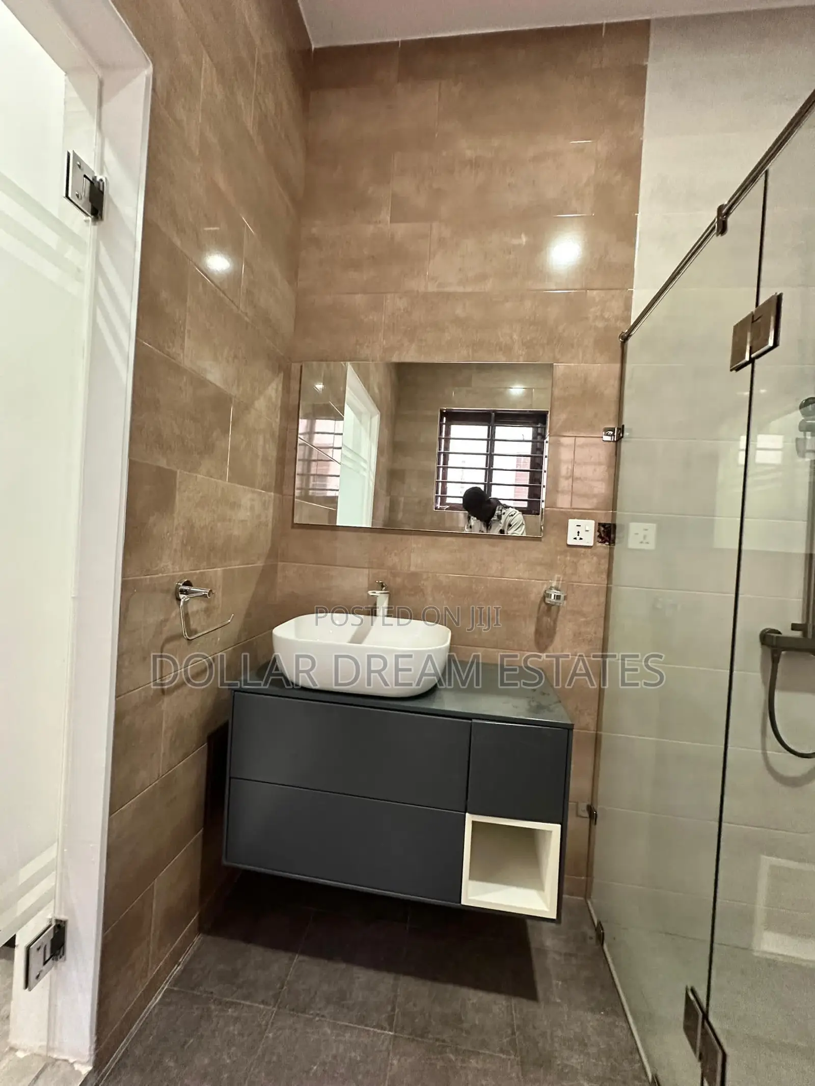 4bdrm House in Lake Side Estate for sale