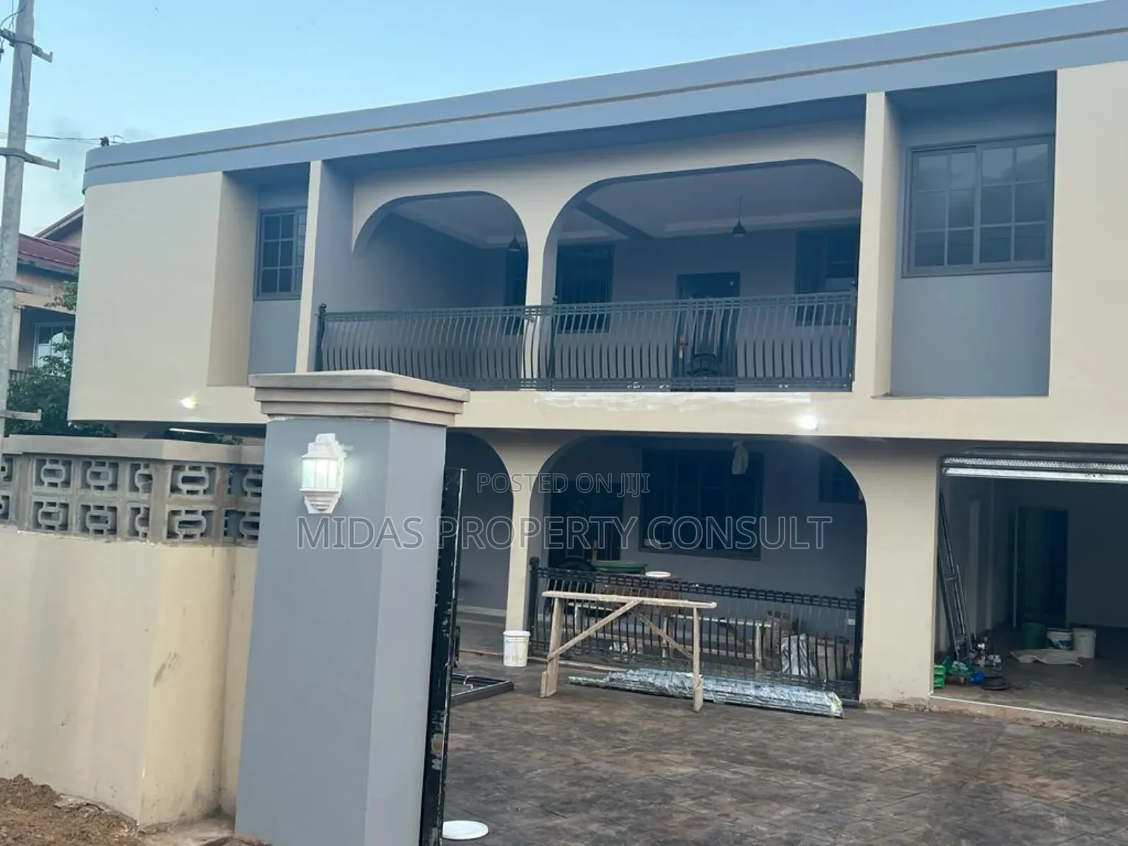 10bdrm House in Prime Tema for sale