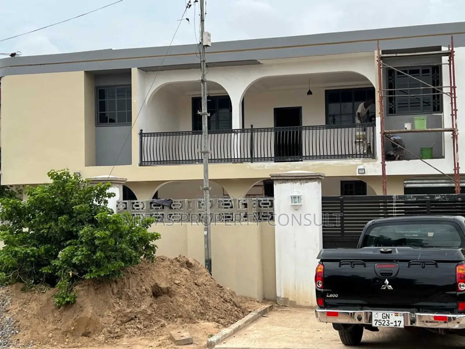 10bdrm House in Prime Tema for sale