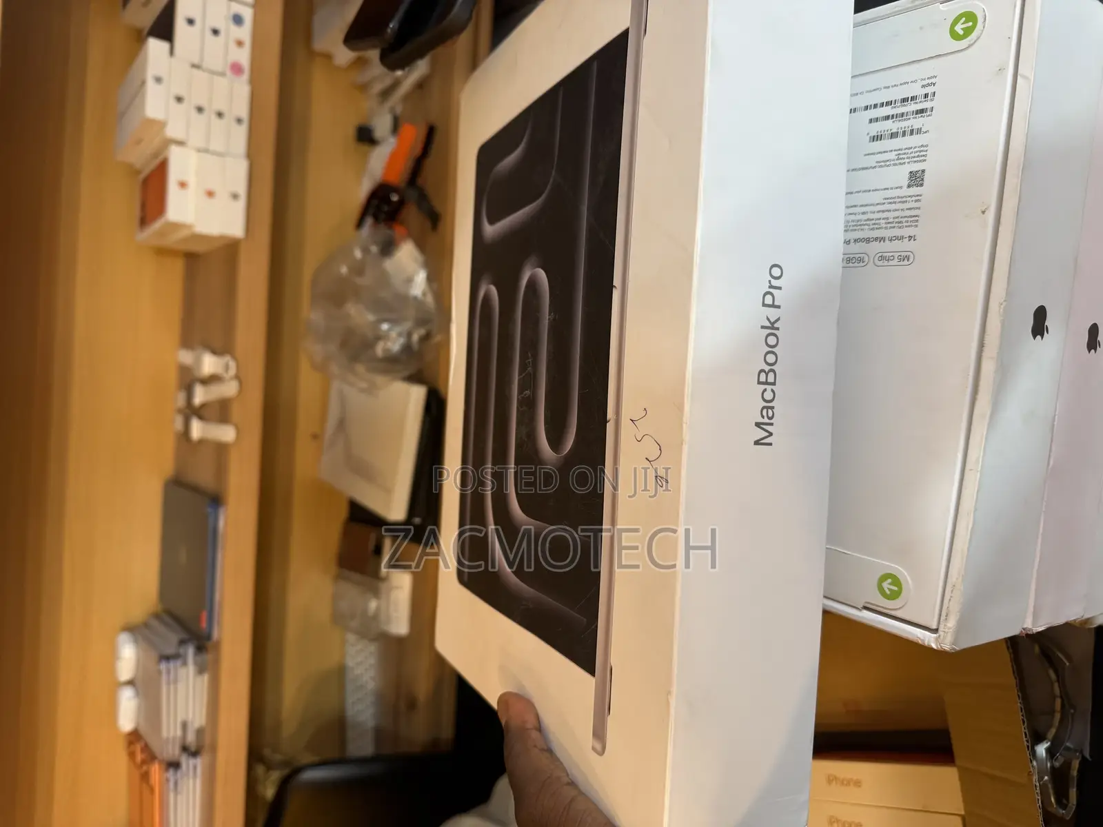 New Laptop Apple Macbook Pro 2025 M5 14-Inch 16GB Apple M5 SSD 512GB