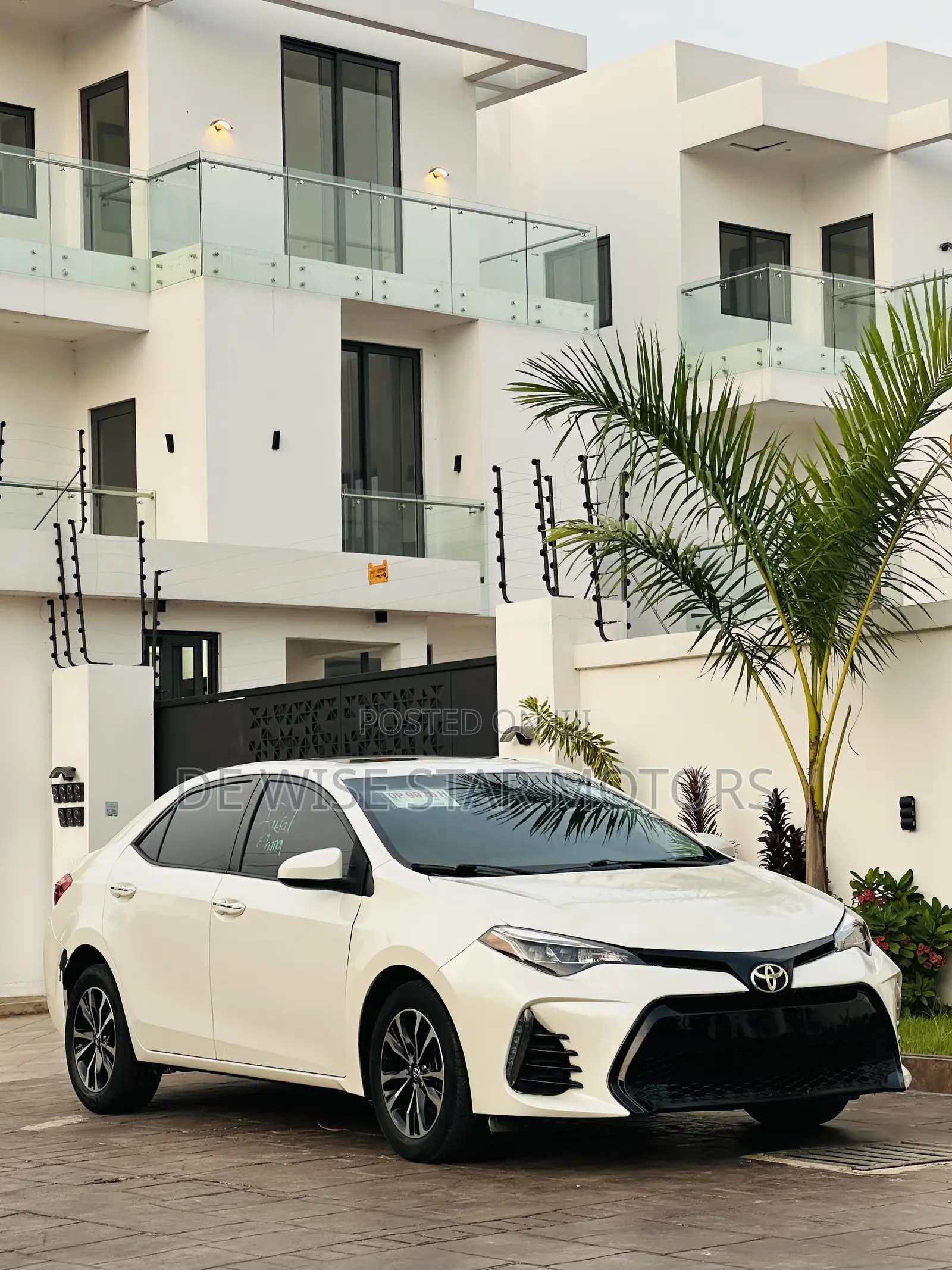 Toyota Corolla XLE (1.8L 4cyl 2A) 2018 White