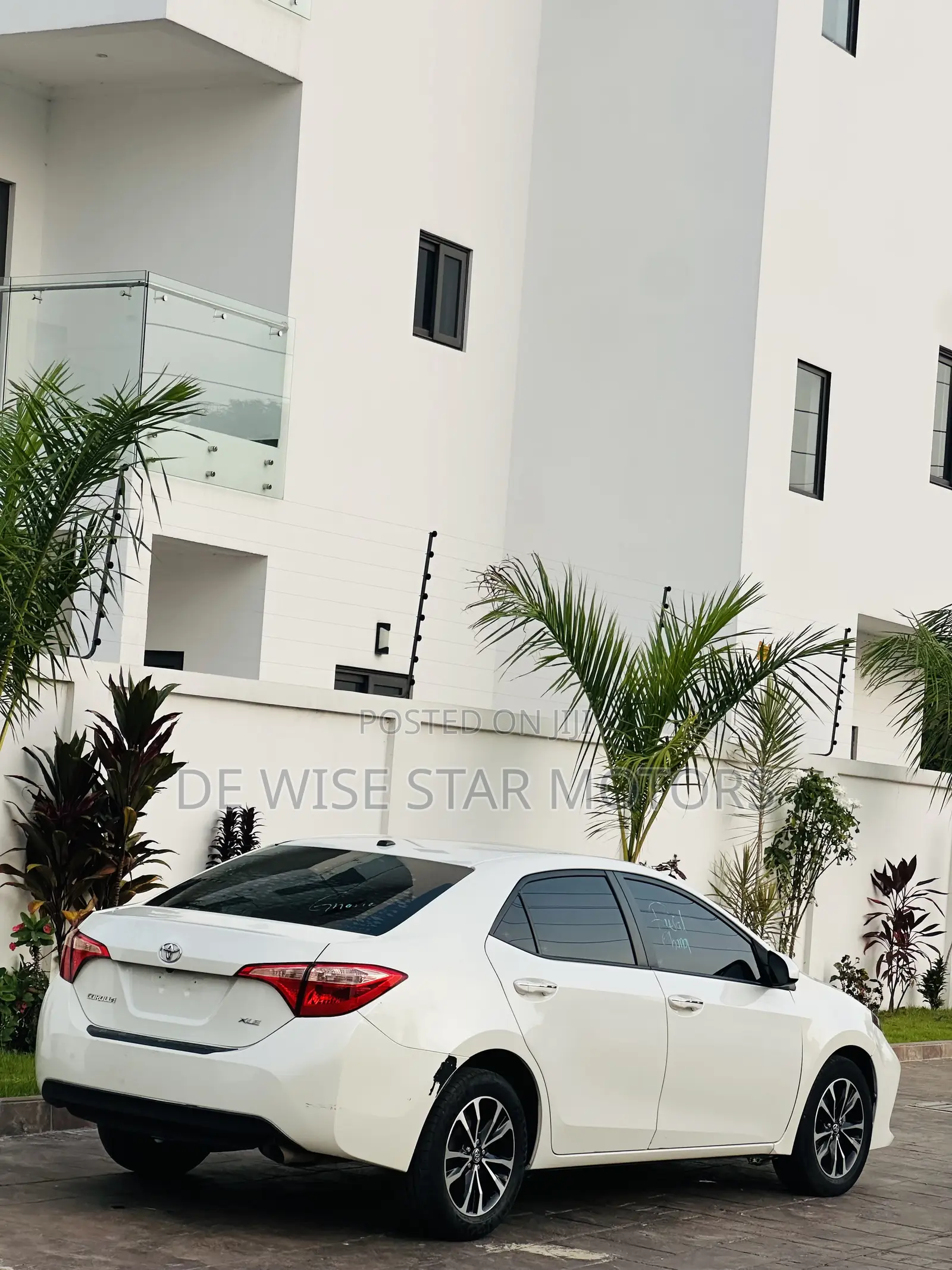 Toyota Corolla XLE (1.8L 4cyl 2A) 2018 White