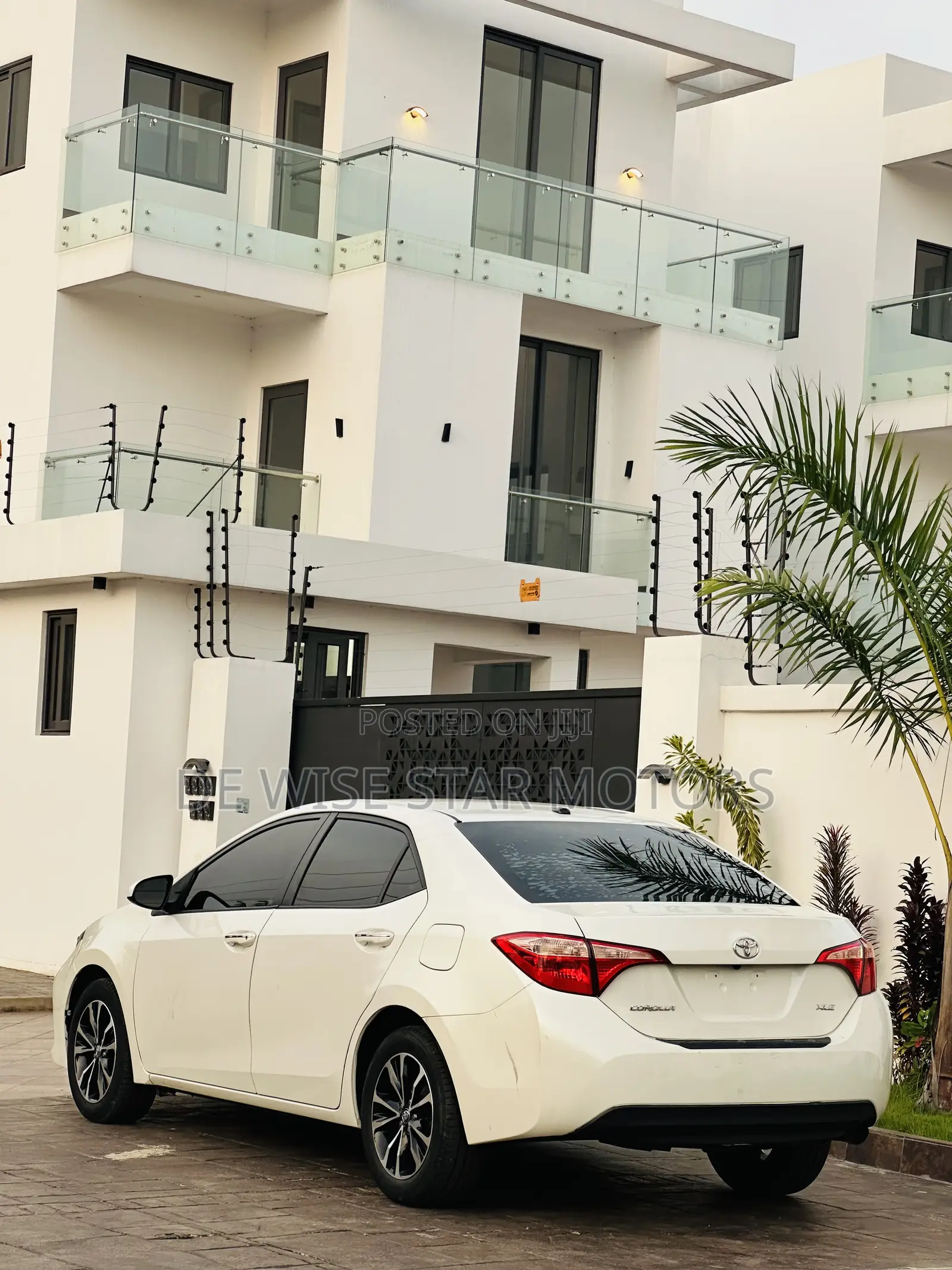 Toyota Corolla XLE (1.8L 4cyl 2A) 2018 White