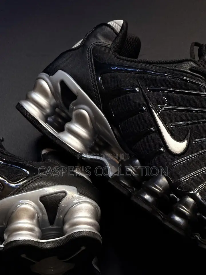 Nike Shox Tl Sneakers in a Black