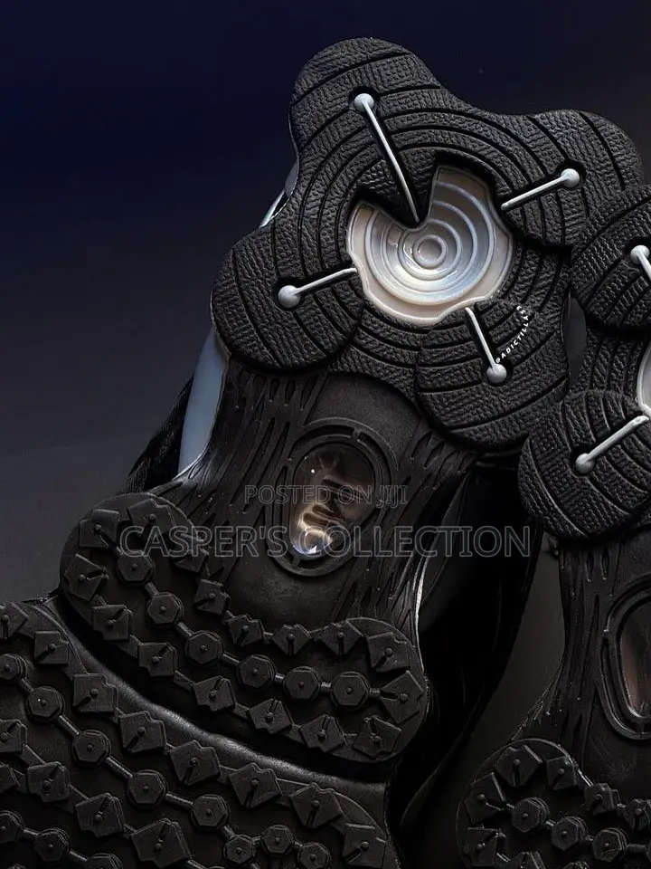 Nike Shox Tl Sneakers in a Black