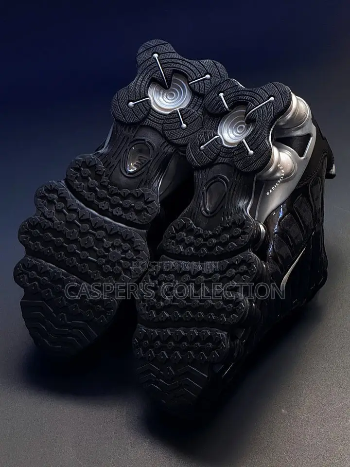 Nike Shox Tl Sneakers in a Black