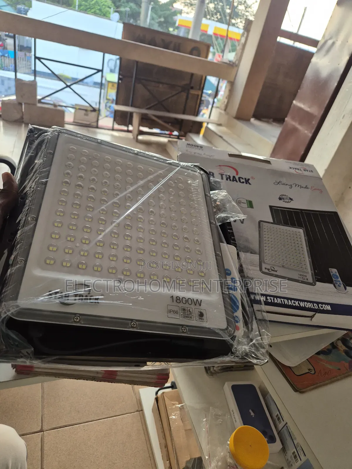 Solar Light With 1800w Available For Homes And Streets