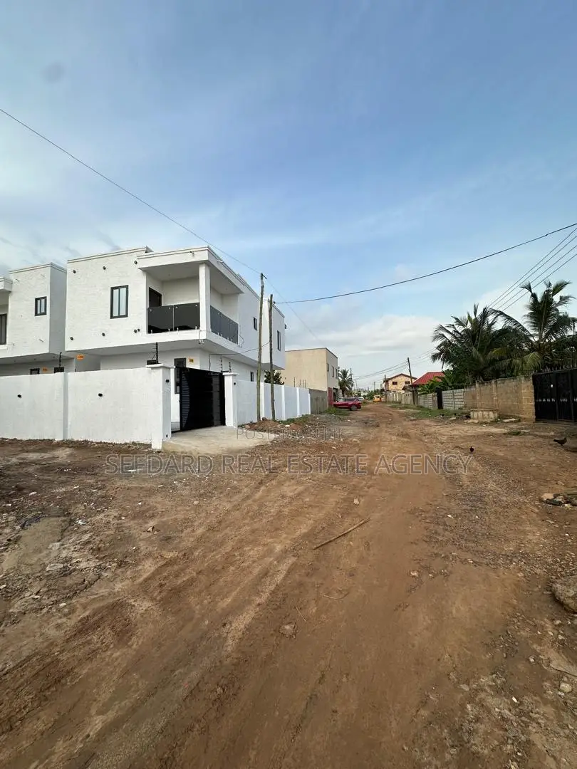 3bdrm Duplex in Ashaley Botwe for sale