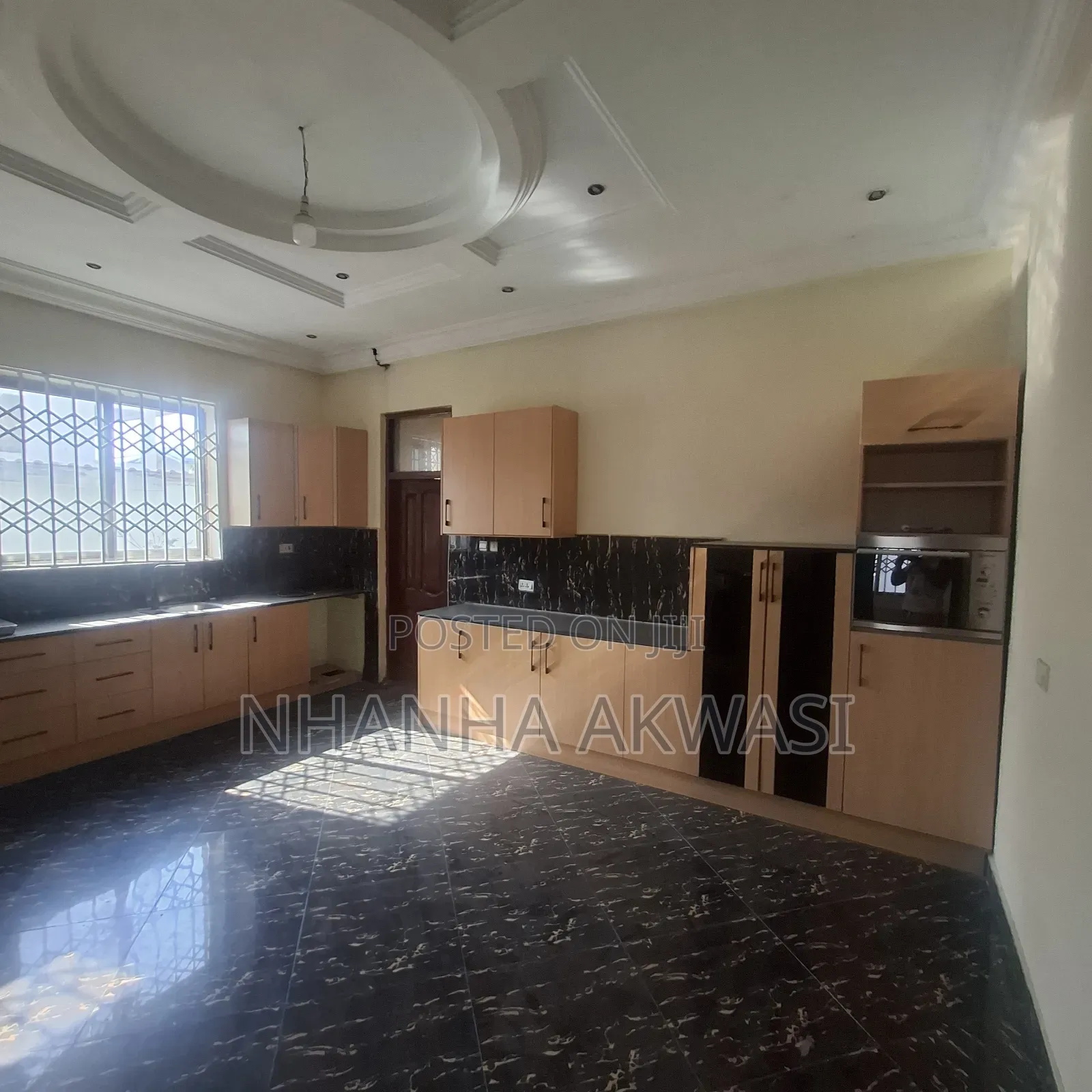 6bdrm House in Community 12, Tema Metropolitan for rent
