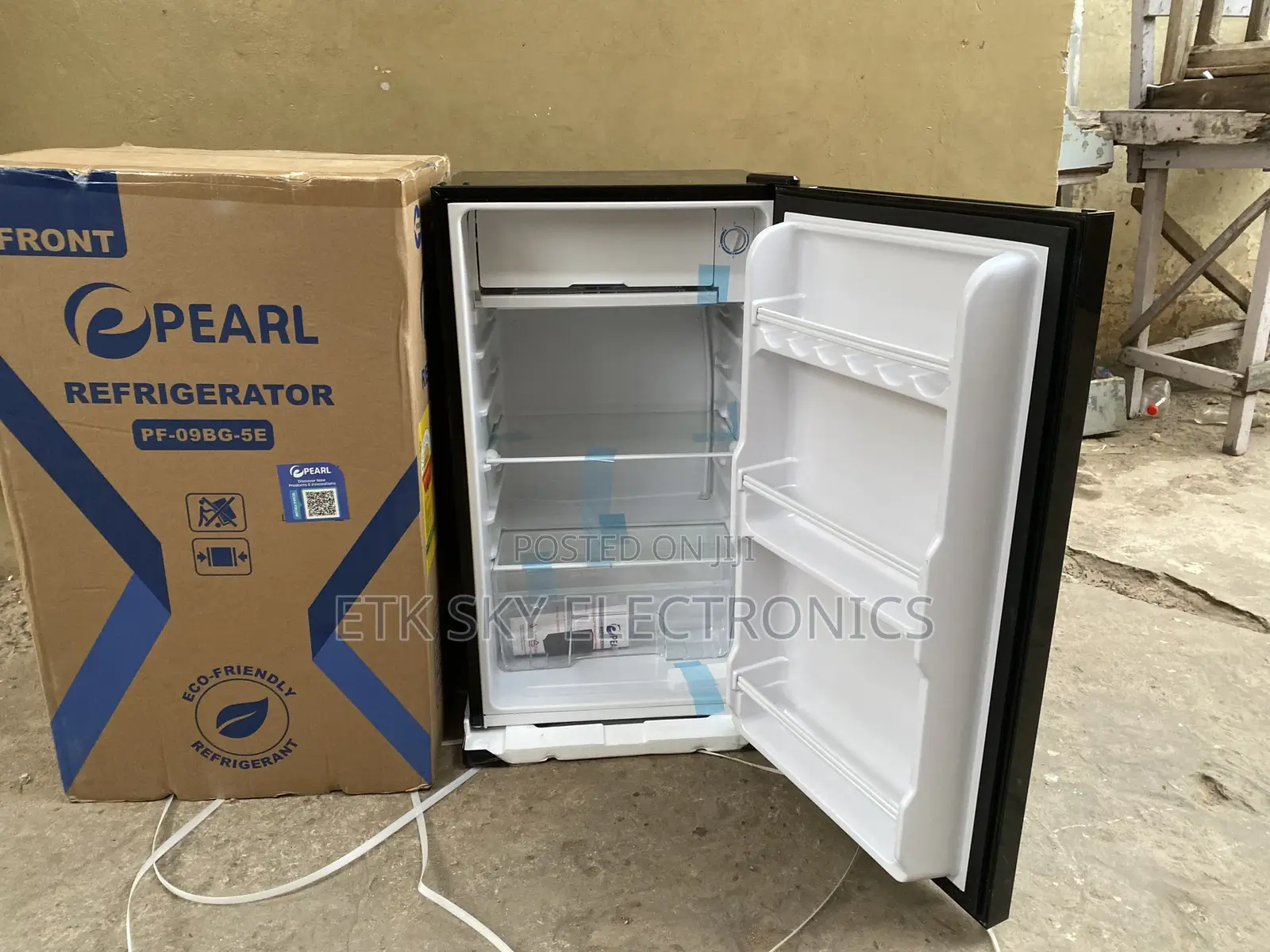 Black Mirror Pearl 91liters Table Top Fridge