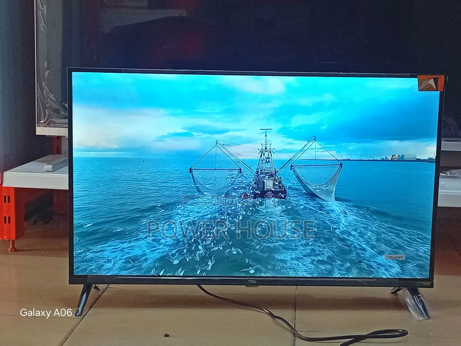 TCL 32" Smart Tv With Clean Display