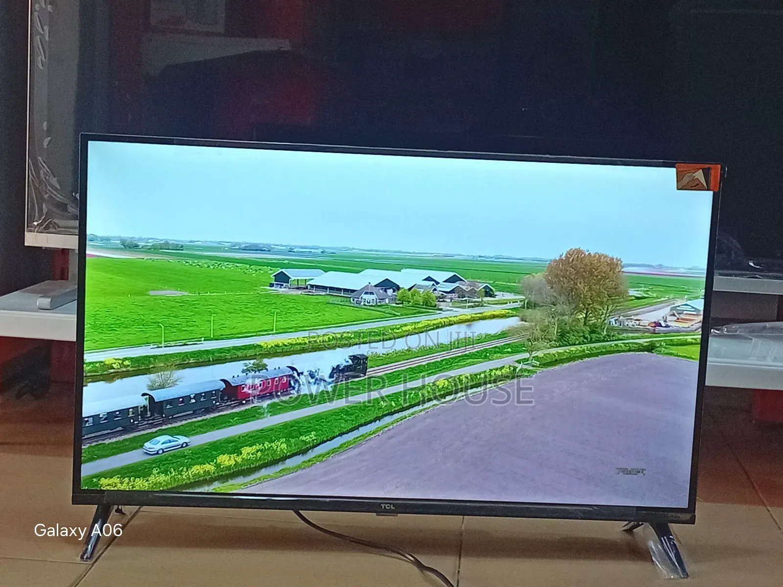 TCL 32" Smart Tv With Clean Display