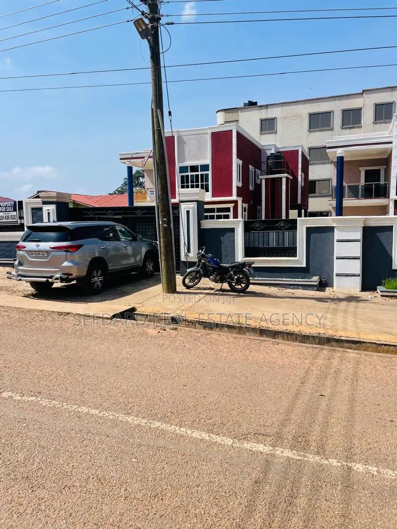 5bdrm Duplex in Sefdard Properties, Achimota for sale
