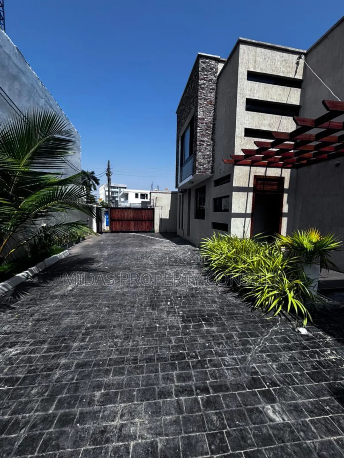 4bdrm Townhouse/Terrace in Labone for sale