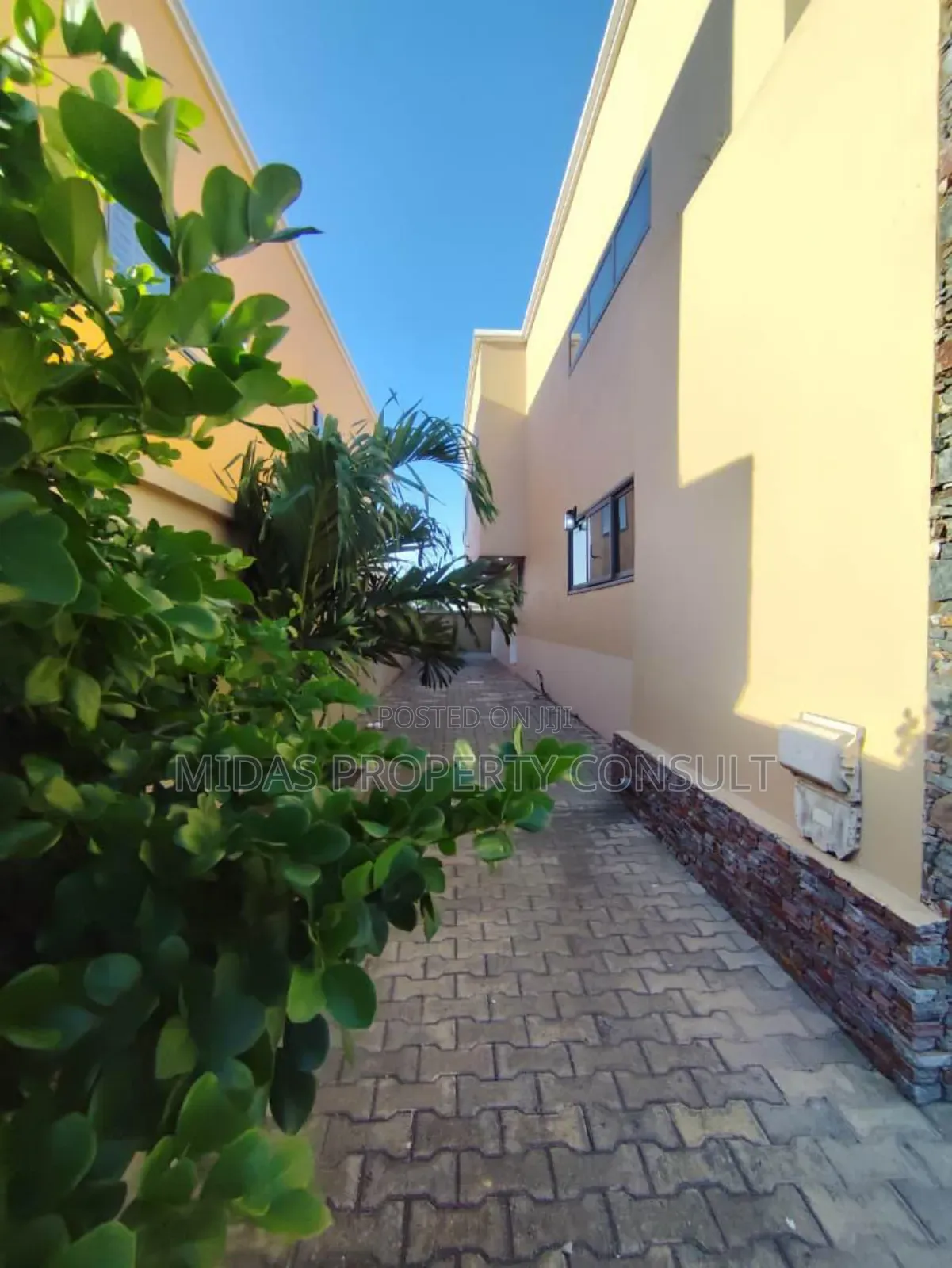 3bdrm House in Ashaley Botwe for sale