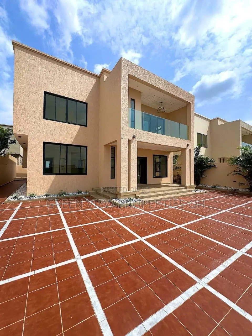 4bdrm Duplex in East Legon for sale