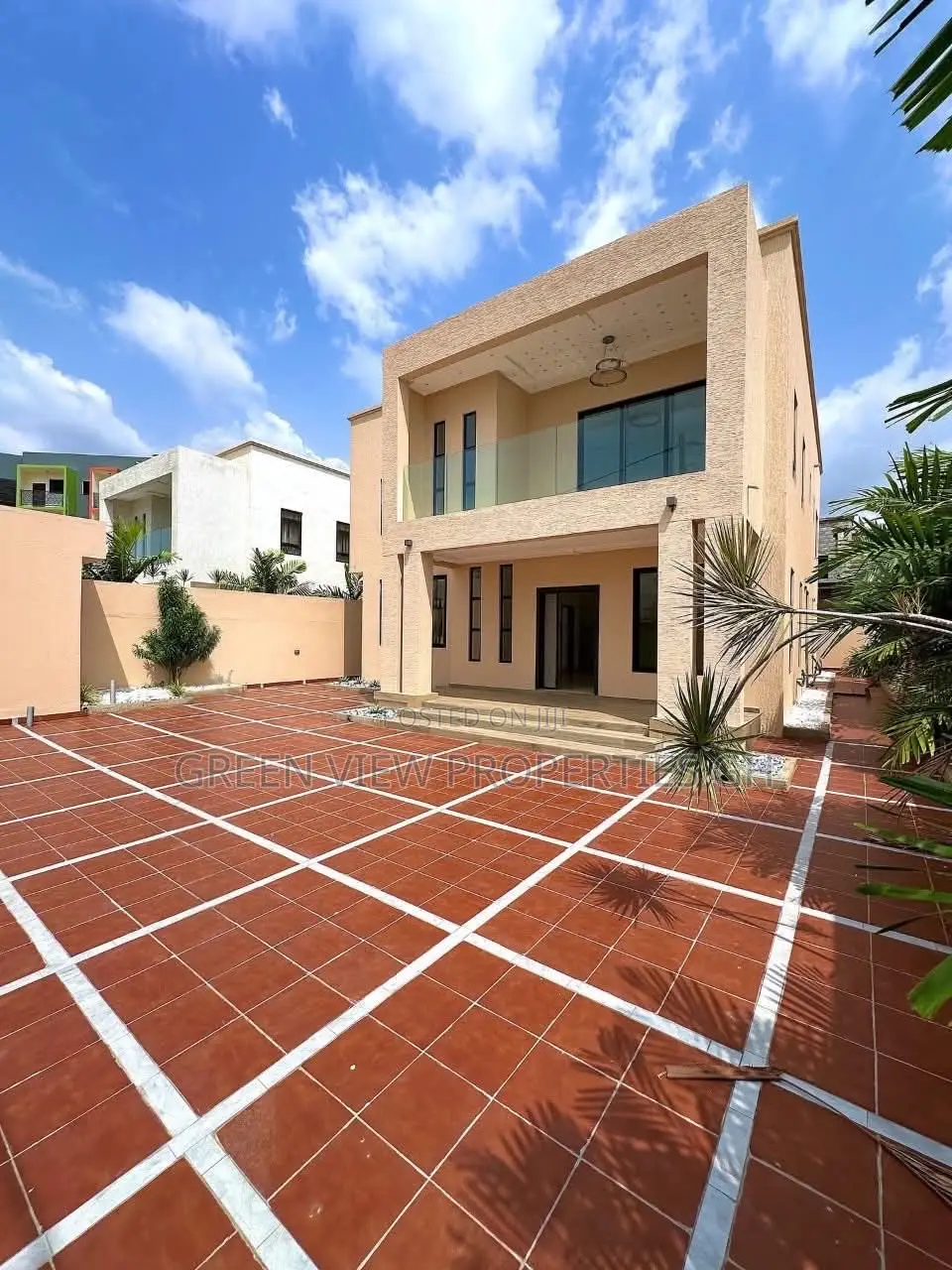 4bdrm Duplex in East Legon for sale