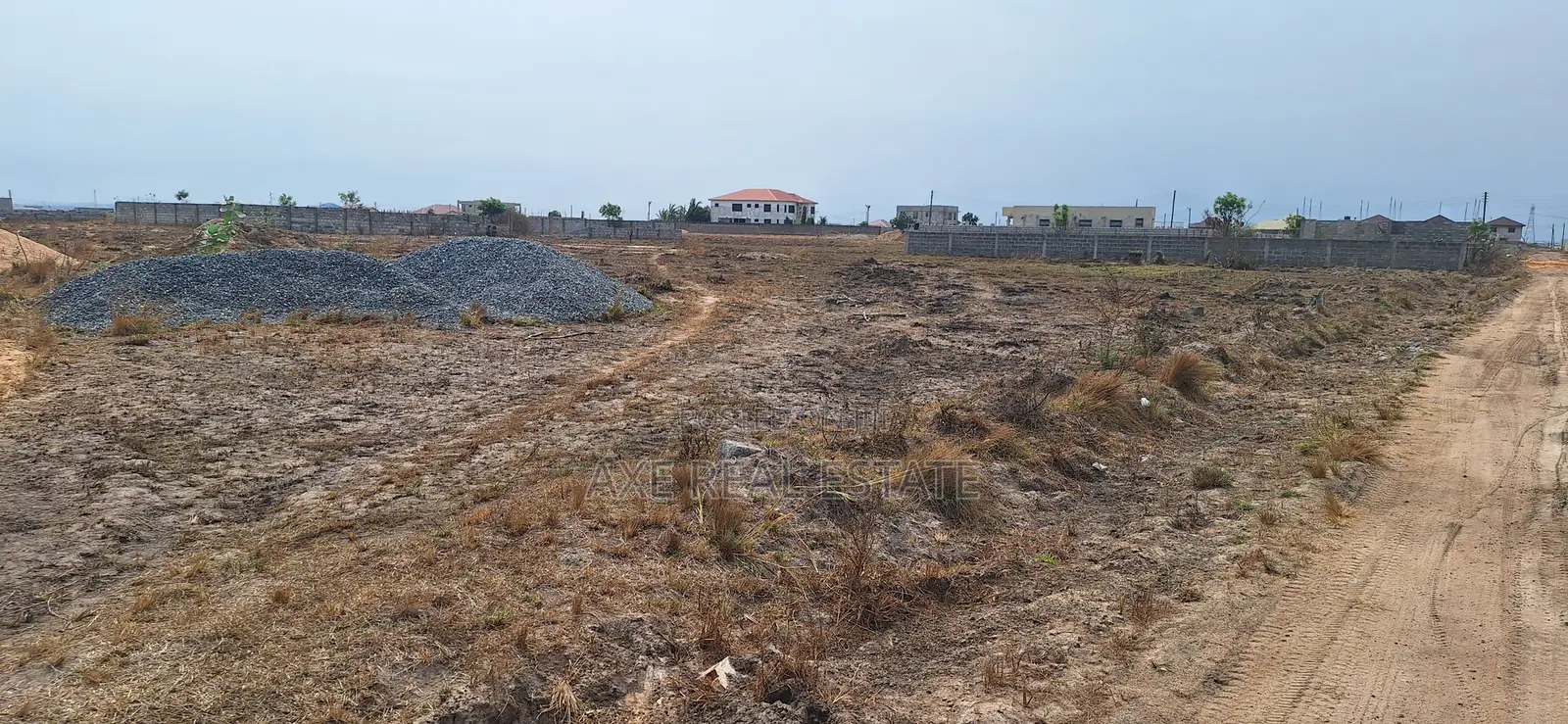 Minutes From the Airport Site