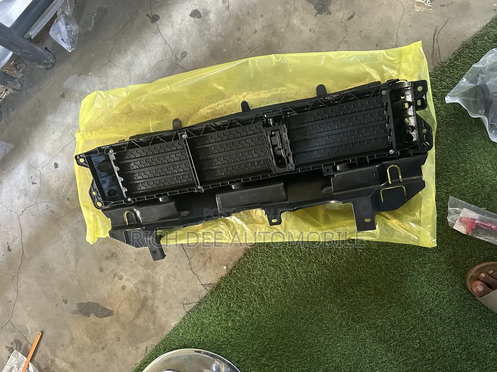 Crv 2017....22 Shutter Grill With Motor