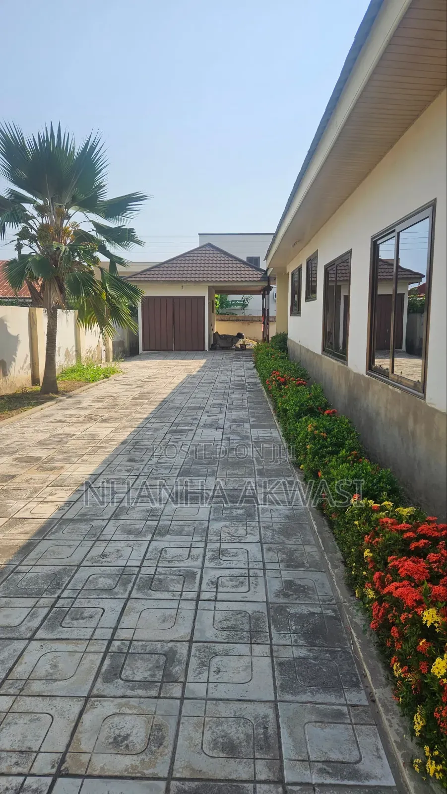 8bdrm House in Community10, Tema Metropolitan for rent
