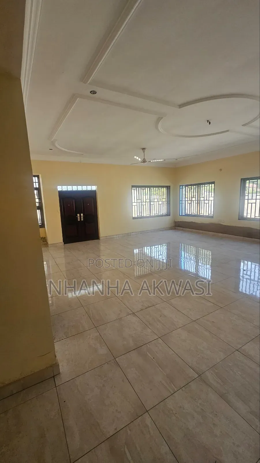 8bdrm House in Community10, Tema Metropolitan for rent