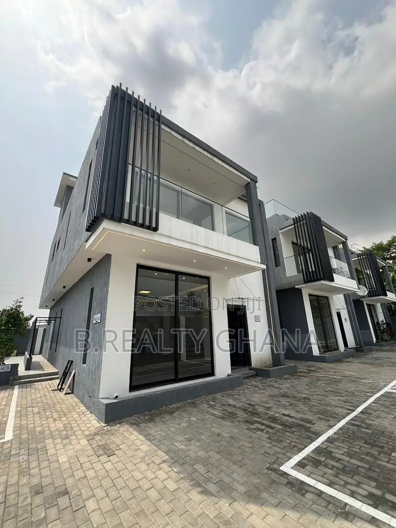 4bdrm Townhouse / Terrace in Dzorwulu for rent