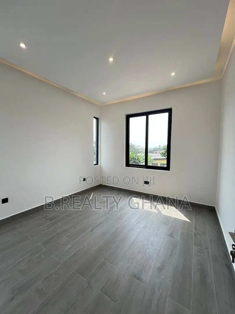 4bdrm Townhouse / Terrace in Dzorwulu for rent
