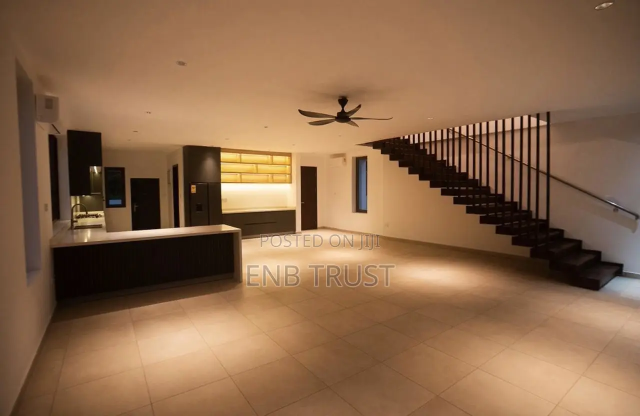 3bdrm Duplex in Ashaley Botwe, School Junction for sale