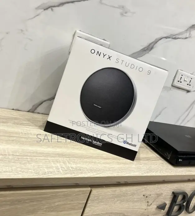 Try Out Sleek Onyx Studio 9 Electric Harman Kardon Speaker