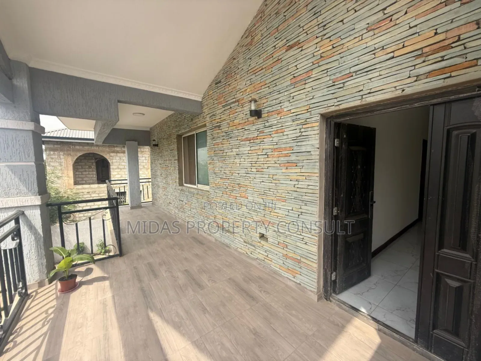 7bdrm House in Community 12, Tema Metropolitan for sale