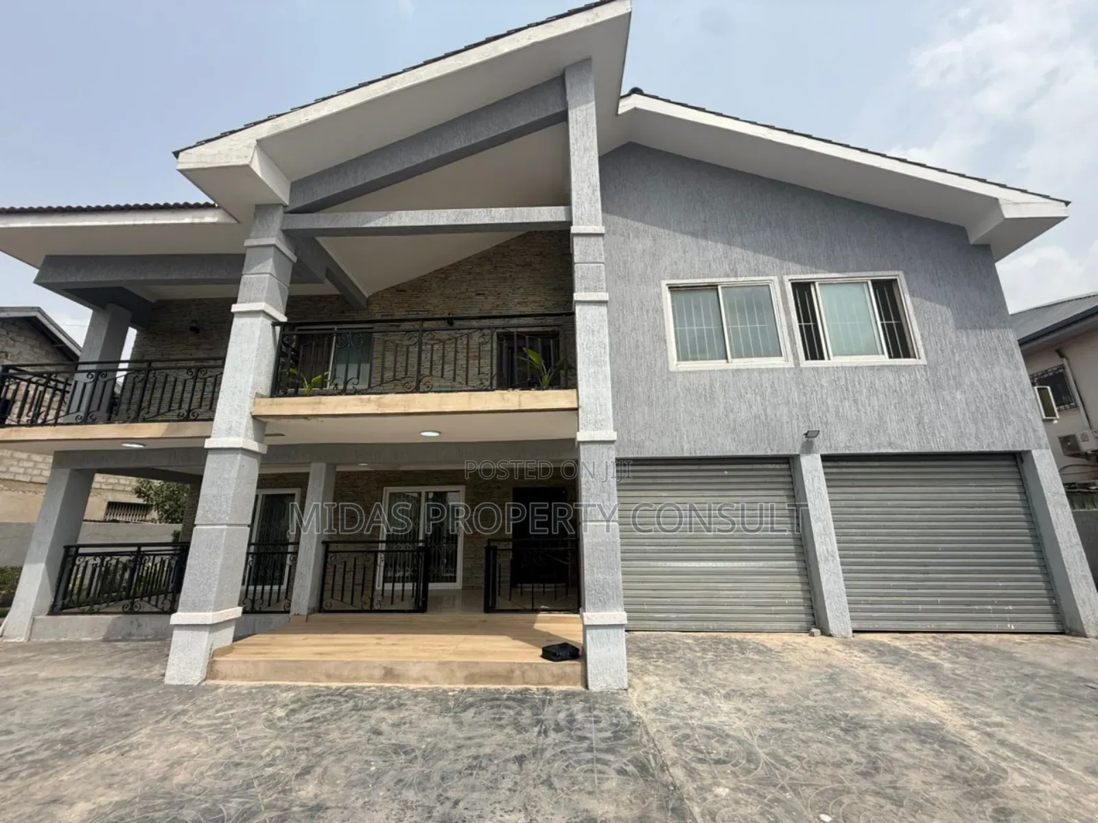 7bdrm House in Community 12, Tema Metropolitan for sale