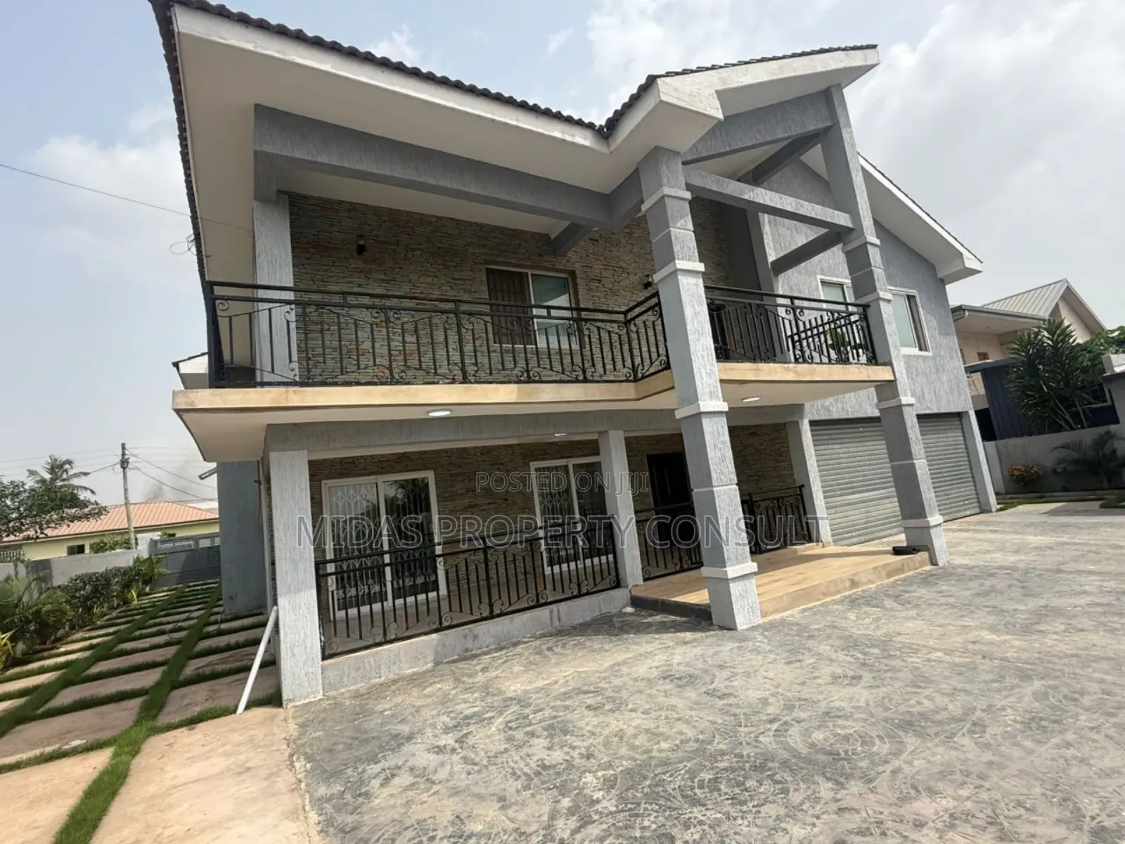 7bdrm House in Community 12, Tema Metropolitan for sale