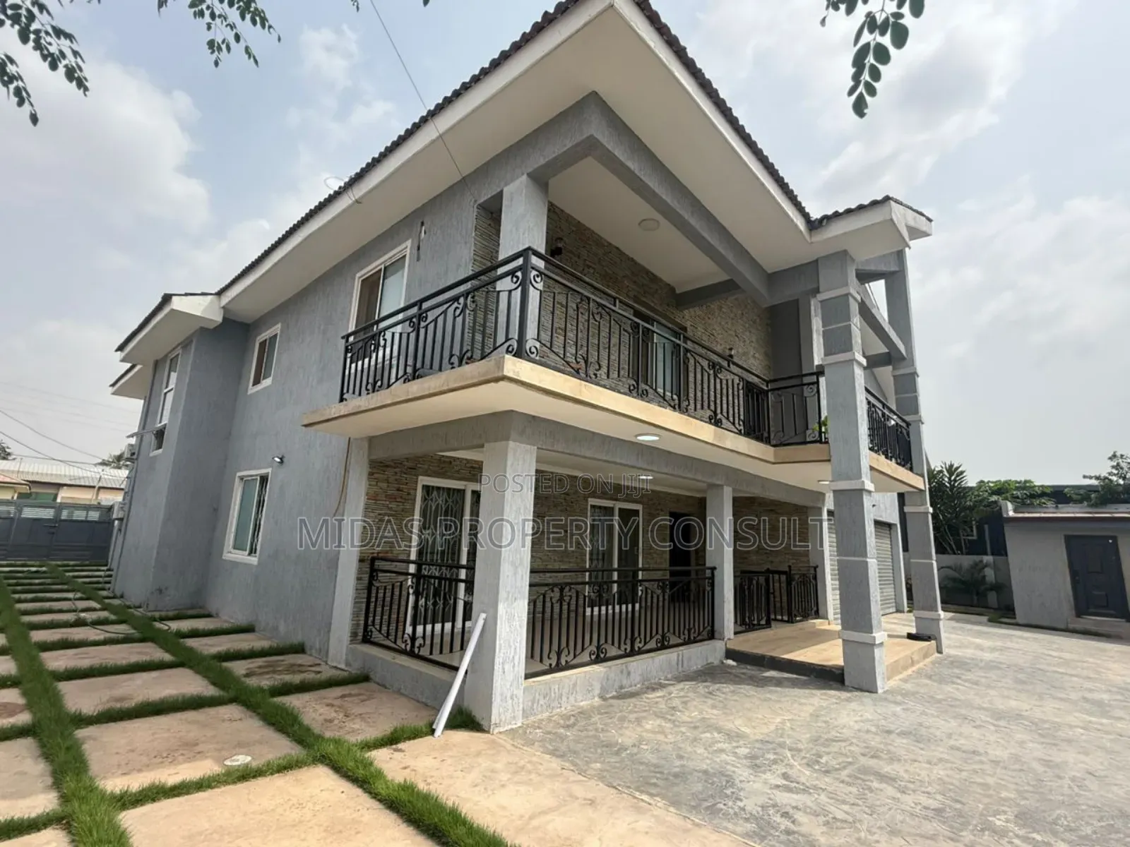 7bdrm House in Community 12, Tema Metropolitan for sale