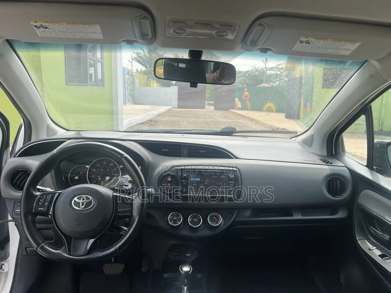 Toyota Yaris SE Hatchback 5dr 2015 White