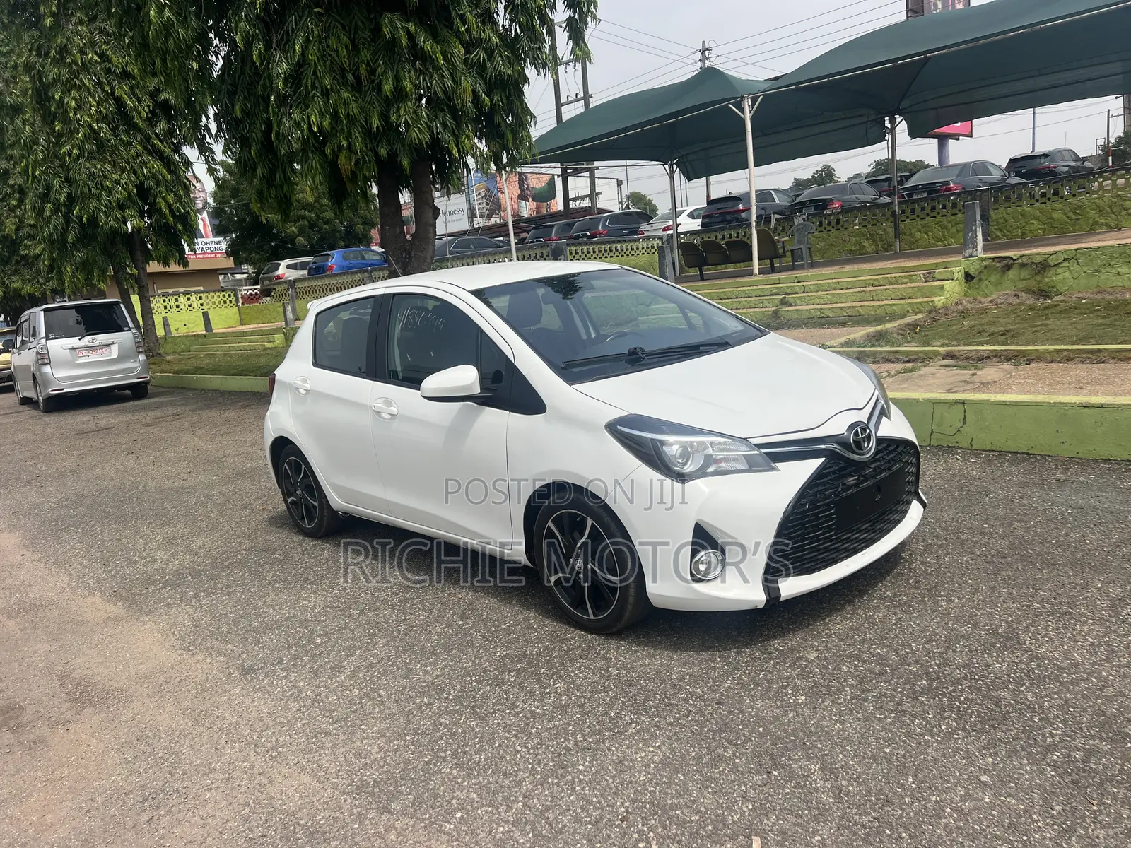 Toyota Yaris SE Hatchback 5dr 2015 White
