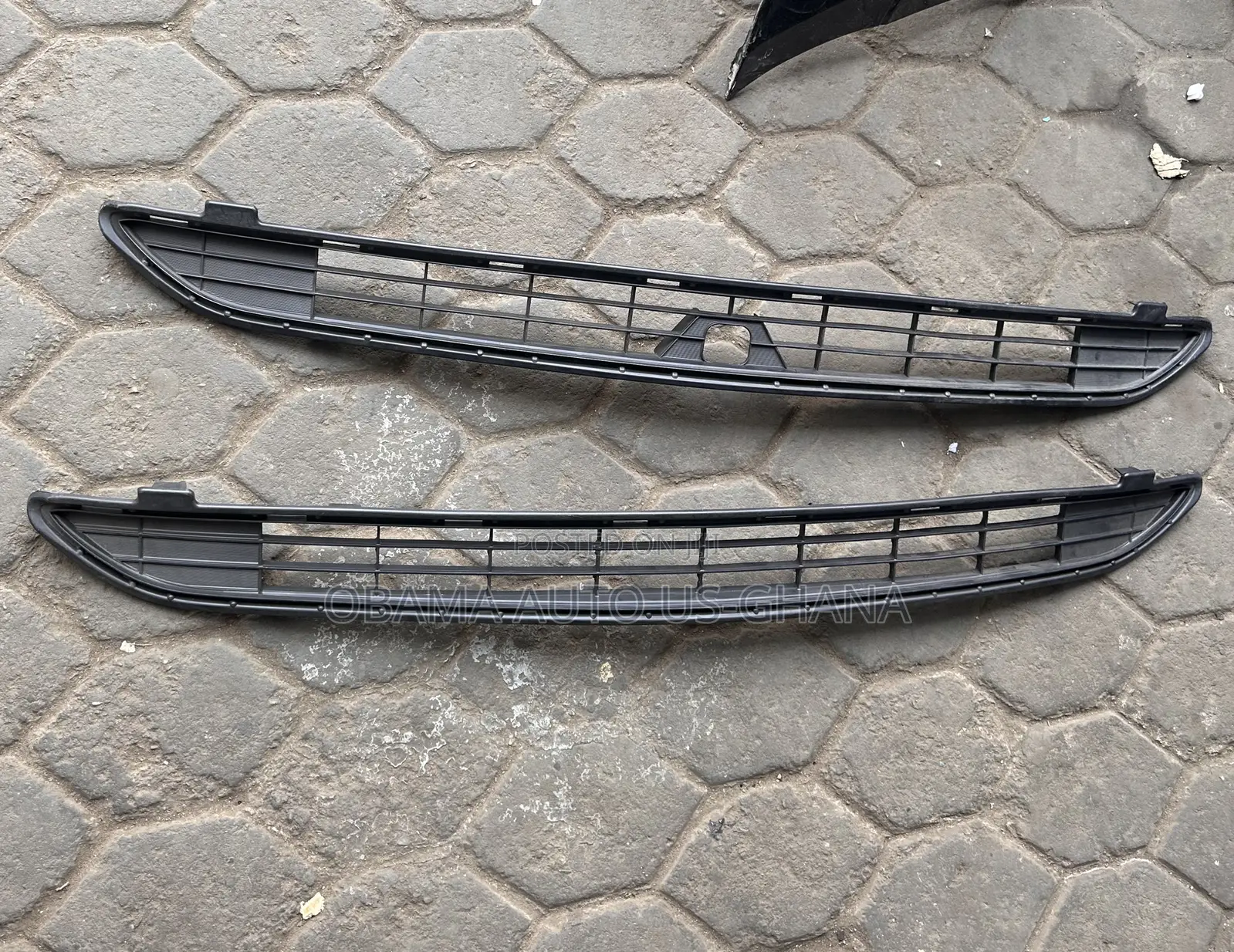2016 2017 2018 Toyota Rav4 Middle Grill / Shells