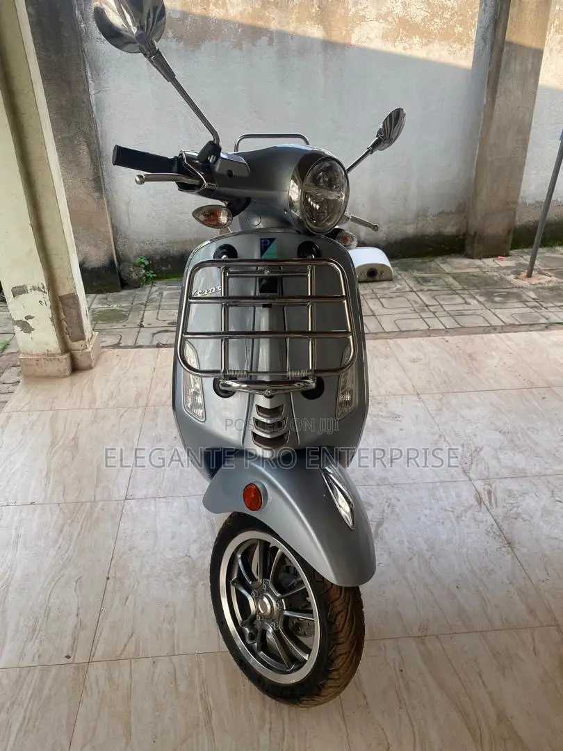 Piaggio Scooter 2022 Gray