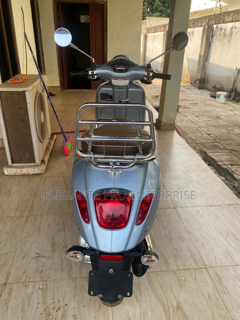 Piaggio Scooter 2022 Gray