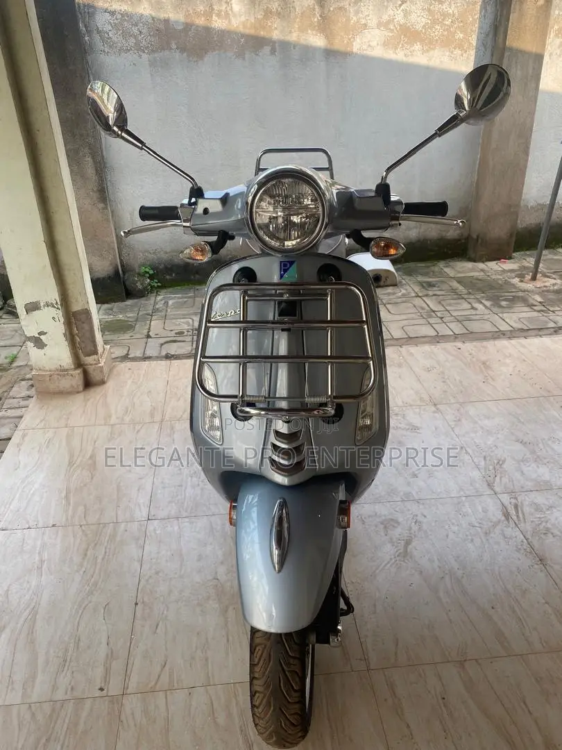 Piaggio Scooter 2022 Gray