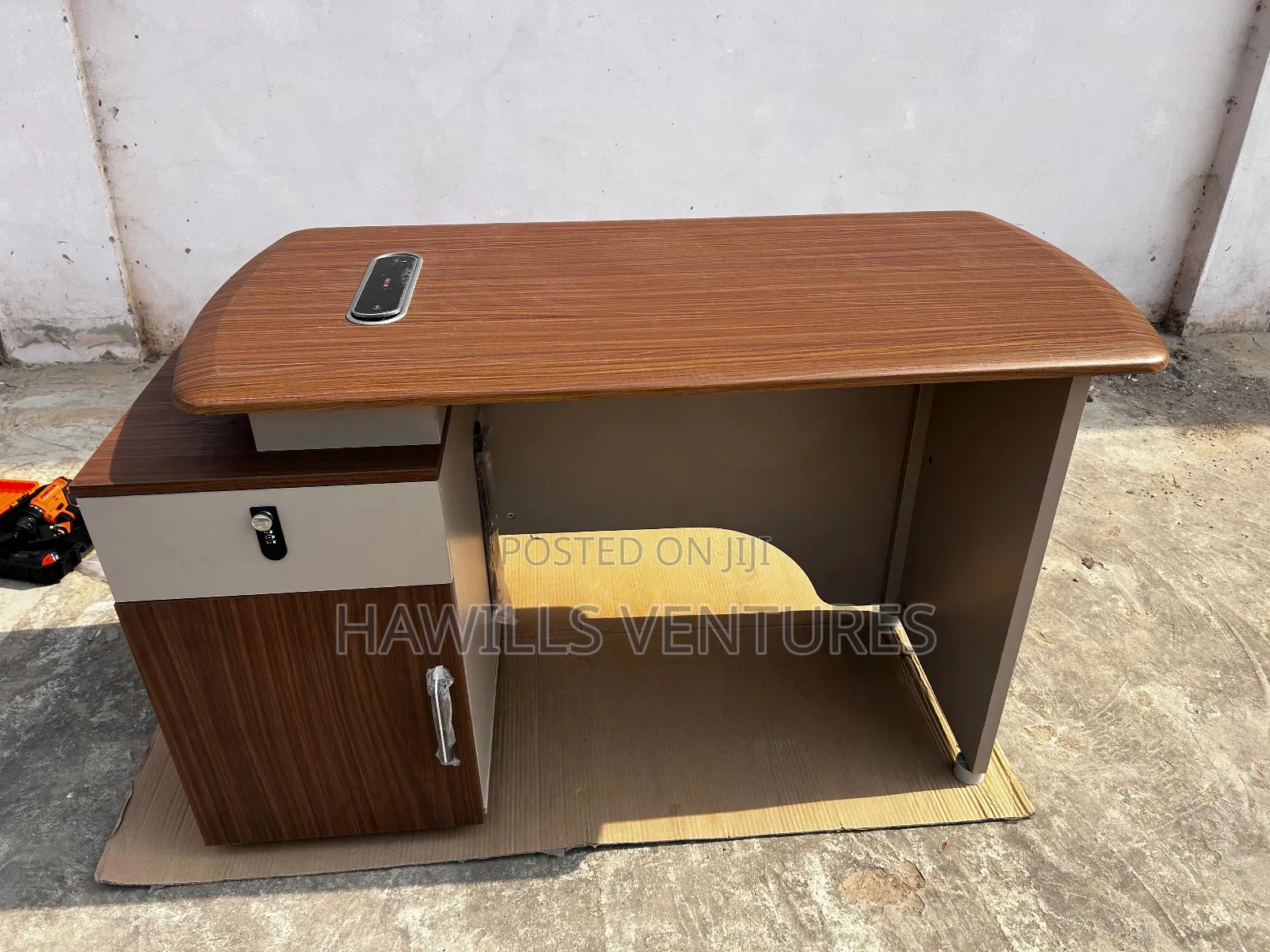 Modern Desk (Inbuilt Socket)